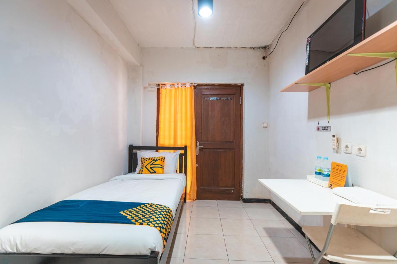 Spot On 2033 Kayumanis Homestay Syariah Jakarta Buitenkant foto